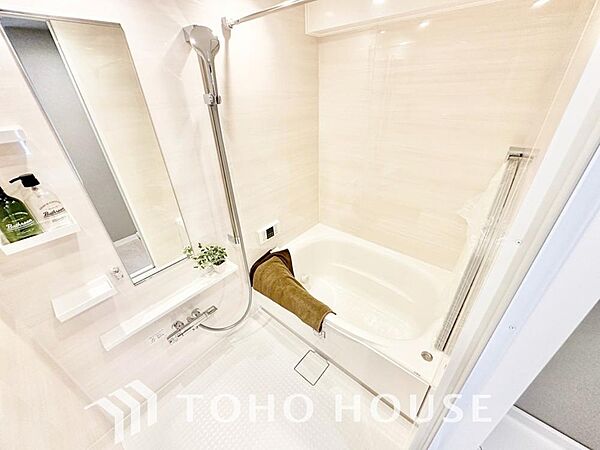 一日の疲れを癒やす・・・。心地よいバスタイムを演出するため、ゆとりあるサイズを採用した浴室。快適で清潔な空間が、心も体もオフになるリラックスタイムを叶え、日々の暮らしに、癒やしを届けてくれます・・・。