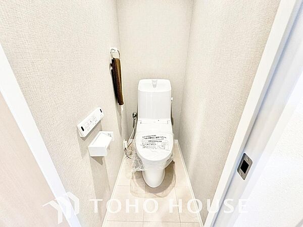 清潔な空間を保てるよう、お手入れのしやすさにもこだわり、汚れをサッと拭き取れる床材と壁紙を採用。快適な温水洗浄便座に加え、手洗い一体型のトイレはスペースの節約ができ、ゆったりとした空間が確保できます。