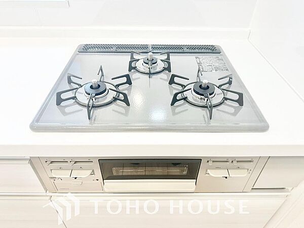 毎日料理をする方や、品数を多く作りたいご家族に、嬉しい3口コンロ。複数の調理を同時に進められるため、忙しい時間帯の夕食準備もスムーズにはかどります。料理の効率と、楽しさを広げてくれる、必須の設備です。