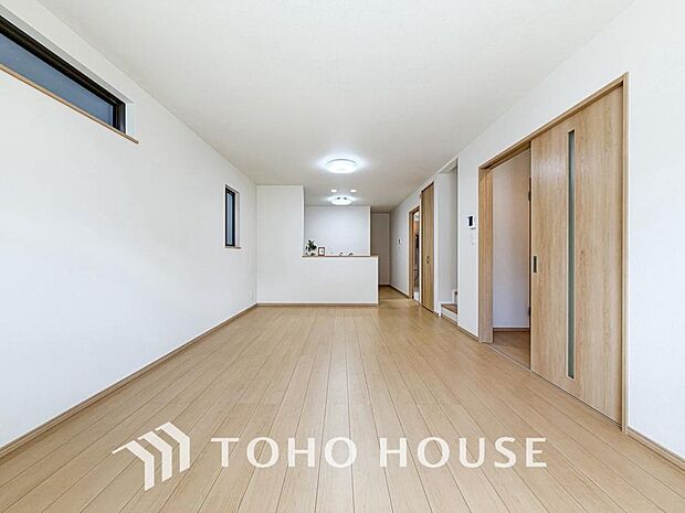 光が注がれる青い空から鮮やかに赤色にゆっくりと染まる。そんな優しい時間がここでは流れてゆく。