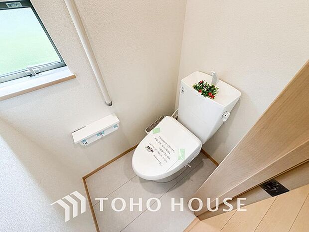 清潔な空間であって頂けますように、目に留まるだけではなく、汚れをふき取り易いフロアと壁紙をチョイス。