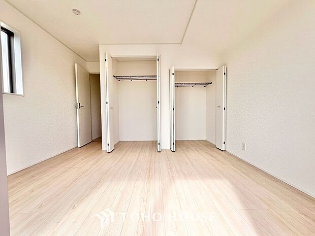 クローゼット完備で、家具配置がしやすいシンプルな居室。画像と現地では、お部屋の広さや天井高の開放感など、印象が大きく異なります。ぜひ現地に足を運んでいただき、ご自身の目で本当の魅力を確かめてください。