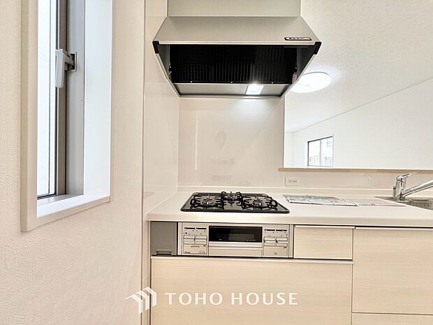 調理中の煙や臭いを、効率よく排出し、キッチン空間を清潔に保つレンジフード。リビングに臭いが広がるのを防ぎ、いつでも爽やかな空間をキープします。お料理の時間をより快適に、スマートにサポートする設備です。