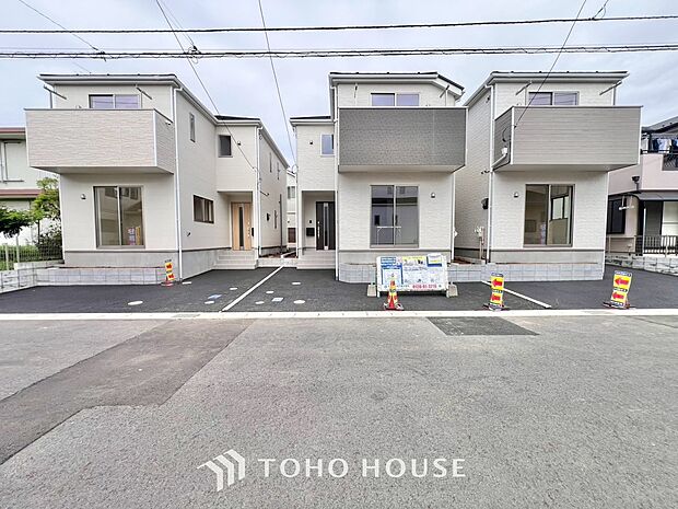 新しいお家には、ゆとりある駐車場スペースを完備しており、お車2台の駐車が可能です。セカンドカーの所有はもちろん、来客時にも、余裕を持って対応できる、使い勝手の良さが魅力的な、暮らしに寄り添う物件です。