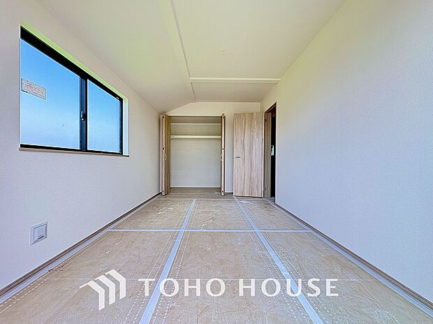 家具の配置がし易い室内です。趣味の部屋としても、充分な広さを確保しております。柔らかな自然光が差し込む心地よいお部屋は、アレンジ次第で自分だけの特別な場所に。日々の暮らしがより豊かに彩られていきます。