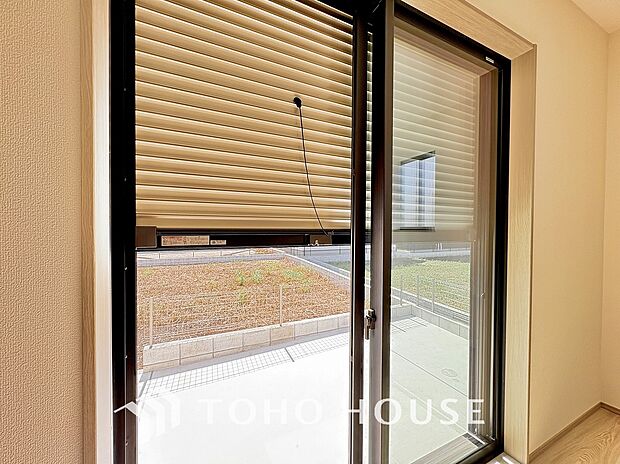 戸建にも防犯機能のシャッターを完備しております。寒い冬でも部屋の中から開閉が可能です。わざわざ窓を開ける必要がないため室内の温かい空気を一切逃がさず、毎日の暮らしをいつでも快適にサポートしてくれます。