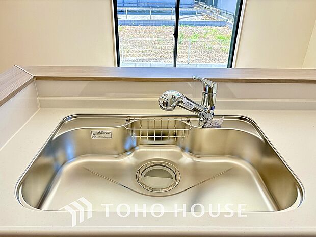 安全でおいしい水が手軽に。ボタン一つで浄水と原水をスムーズに切り替えられる浄水器一体型水栓を使用。蛇口まわりがすっきり美しく収まるデザインで、大切な家族の健康的な食生活をいつでも優しくサポートします。