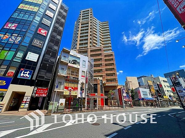 建物の居住性に拘った邸宅は「落ち着き」と「安らぎ」と「快適」を実現してくれます。明るい光が差し込む広々としたリビングは家族が自然と集まる場所となり、何気ない日々の暮らしに豊かな笑顔と温もりを届けます。