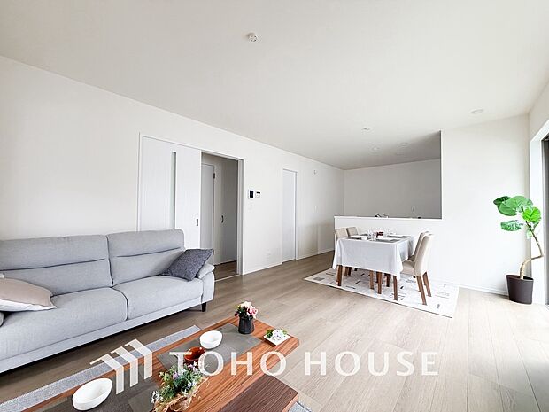 造りこんだ空間演出の妙が生み出す光と質のハーモニーはこの住宅のクオリティの良さを実感させてくれます。