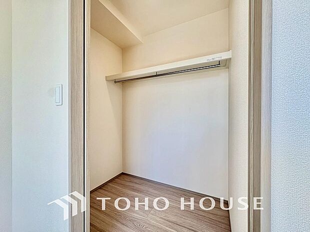 居室にはクローゼットを完備！すっきりと収納できるため、自由度の高い家具の配置が叶うシンプルな空間です。無駄のない間取りは模様替えもしやすく、自分好みの快適なお部屋作りをいつでも思う存分に満喫できます。