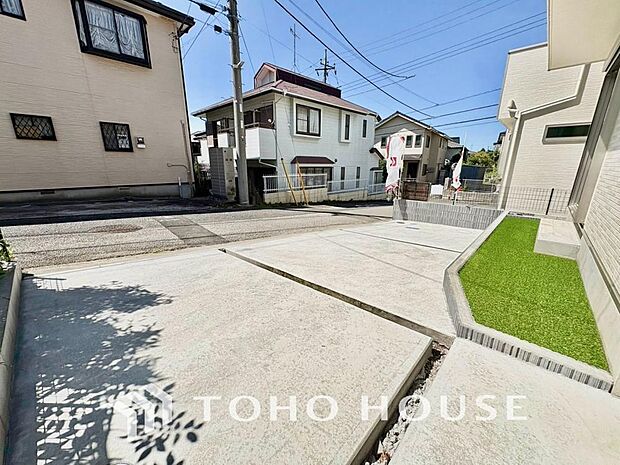 家のすぐ前に駐車場があるので、車の出入庫に時間がとられることもありません。荷物の多い日や雨の日のお買い物でもスムーズに家の中に運び込めるのが嬉しいポイント。毎日のフットワークが軽くなる快適な環境です。
