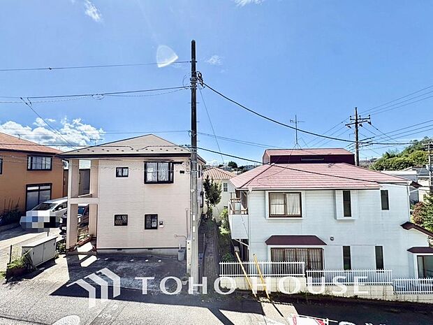 豊かな眺望にふさわしい空間は、通風・採光に優れ、心地よい光と風があふれています。明るい陽ざしが差し込む開放的なリビングとも繋がり、毎日の暮らしに上質な癒やしと特別な時間を届けてくれる素敵な住まいです。