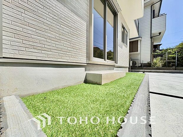 日当たりも良く、家庭菜園や植栽を育てるのに適したお庭はこれからの生活に緑という癒しを与えてくれます。四季折々の自然を身近に感じながら家族で賑やかに収穫やガーデニングを楽しむ暮らしをここで始めませんか。