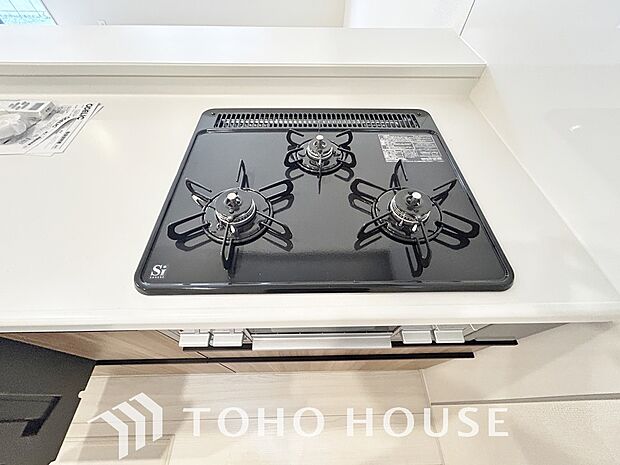 3口コンロは一度に複数のお料理を作ることができるメリットがあります。毎日のキッチンタイムを効率よく。テキパキと調理が進むことで時間にゆとりが生まれ、ご家族と笑顔で囲む食卓がより豊かで温かなひとときに。