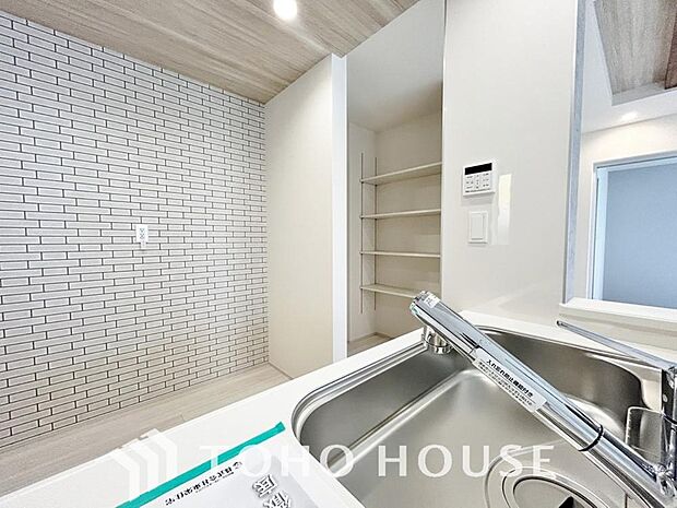 調理器具や調味料、買置きした日用品や食品等を収納できるように収納スペースを完備しております。散らかりがちなキッチン周りをすっきりと綺麗に保てるため、毎日の料理や後片付けがより快適でスムーズになります。
