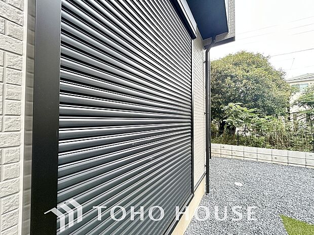 戸建にも防犯機能のシャッターを完備しております。寒い冬でも部屋の中から開閉が可能です。わざわざ窓を開ける必要がないため室内の温かい空気を一切逃がさず、毎日の暮らしをいつでも快適にサポートしてくれます。