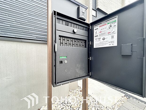 宅配ボックスは、ネットショッピングなどによって増加傾向の小型のお届け物の受け取りができて便利。留守中はもちろん、在宅時に手が離せない瞬間でも非対面で安心して荷物を受け取れ、日々の時間を有効に使えます。