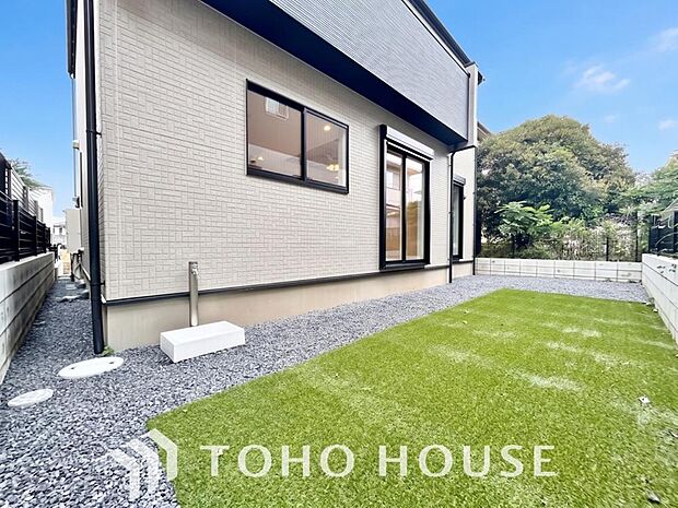 ここに住まう方々へ余すこと無く太陽の恵みを届けられるように、計画・設計されております。明るい陽射しが部屋の奥まで差し込み、毎日の暮らしを健やかに包み込みながら、家族の笑顔あふれる温かな空間を叶えます。