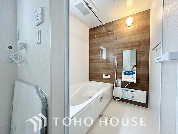 一日の疲れを癒すための心地よいバスタイムを演出します。浴室はゆとりあるサイズを採用。柔らかな曲線で構成されたバスタブは、半身浴も楽しめる設計です。日々の慌ただしさを忘れ、心も体もオフになるひとときを。