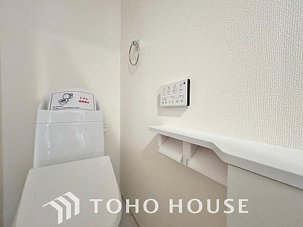 毎日使うトイレには快適な温水洗浄便座を完備しています。清潔感のあるプライベート空間で日々の生活に心地よいゆとりをプラス。毎日の暮らしをさらに一段と快適にしてくれる、嬉しいこだわり設備仕様の住まいです。