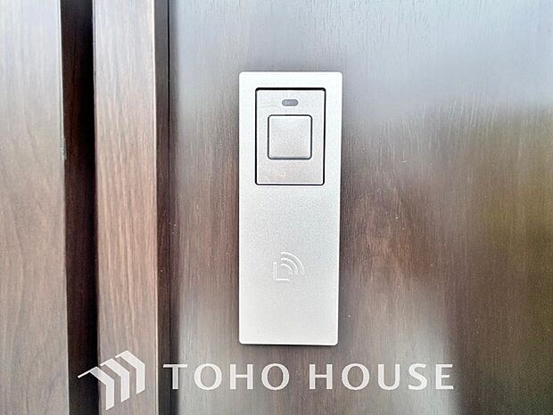 ICチップ内蔵のカードやボタン操作で、玄関扉の施錠・解錠ができるスマートキーを完備。鍵をポケットに入れたままボタンを押すか、カードをかざすだけで開閉するため、毎日の出入りが劇的にラクで快適になります。