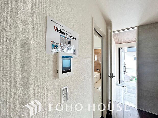 「見える安心」をカタチにしました。誰が来てもわかる様に、モニター付きインターホンを設置。来訪者を映像で確認できるため防犯性に優れ、日々の暮らしに確かな安心感をプラスする、家族に優しい住まいの設備です。