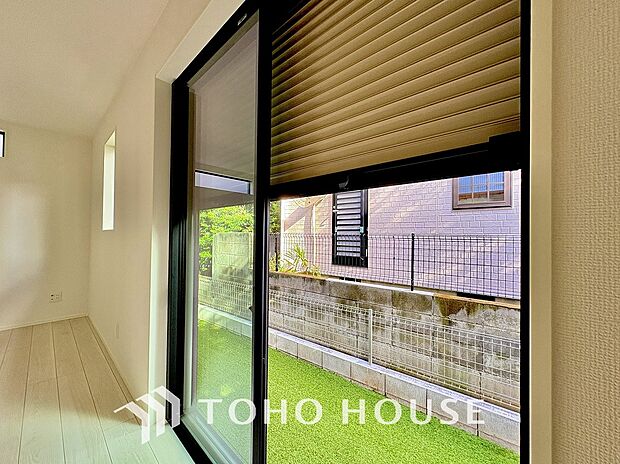防犯面や非常時にも安心のシャッター雨戸を完備しました。住まいの防犯性と、快適性を高め、毎日の暮らしに大きな安心感をもたらします。軽い力でスムーズに開閉できるため、女性でもストレスなく、安全に扱えます。