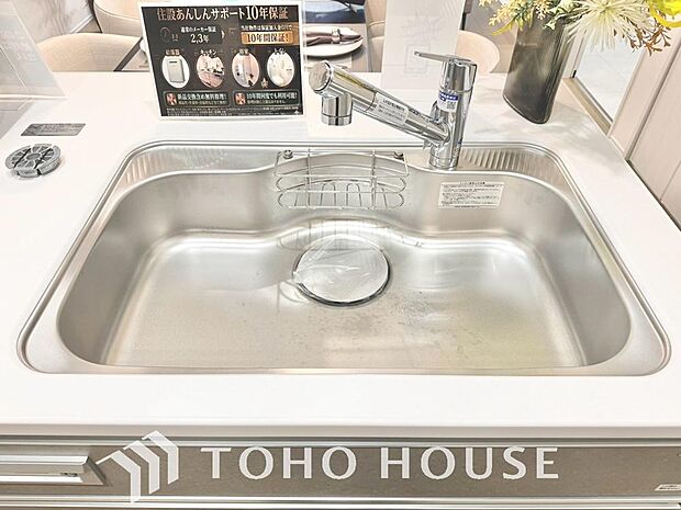 ワンタッチで浄水と原水を切り替えできる浄水器一体型水栓は水道水に含まれる有害物質を除去してくれます。