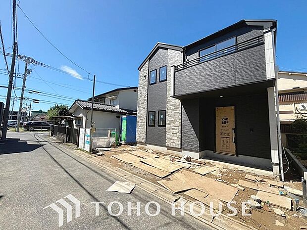 街並みの風景に包み込まれながら、瀟洒な印象も湛えて佇みます。