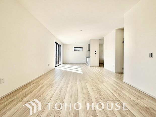 光が注がれる青い空から鮮やかに赤色にゆっくりと染まる。そんな優しい時間がここでは流れてゆく。