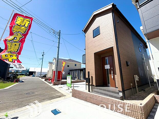 周辺環境とのコラボレーションにより明るく開放的な空間を演出しております。