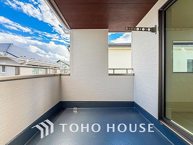 暖かい陽ざしが差込むバルコニーは、晴れた日には、洗濯物が良く乾きます。また、風通しも良好です。