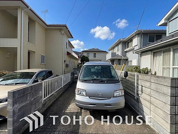 お車を停めやすいゆとりある間口。駐車場が室内から見える位置にあり、窓からのお子様やペットのお見送りで愛しさに溢れそうです。マンションとは違う敷地内駐車場。お車のお手入れにも気合が入りますね。