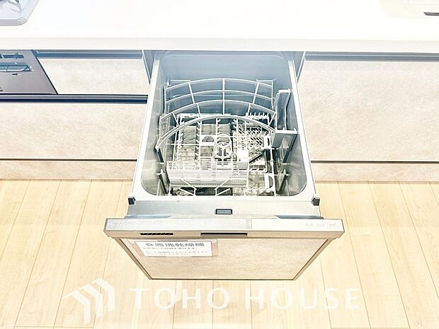 「ビルトインタイプ食器洗乾燥機」通常の手洗いでは使用出来ないほど高温のお湯や高圧水流を使うことにより汚れを効果的に落とすことができる。