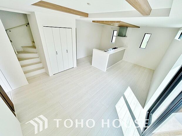 光が注がれる青い空から鮮やかに赤色にゆっくりと染まる。そんな優しい時間がここでは流れてゆく。