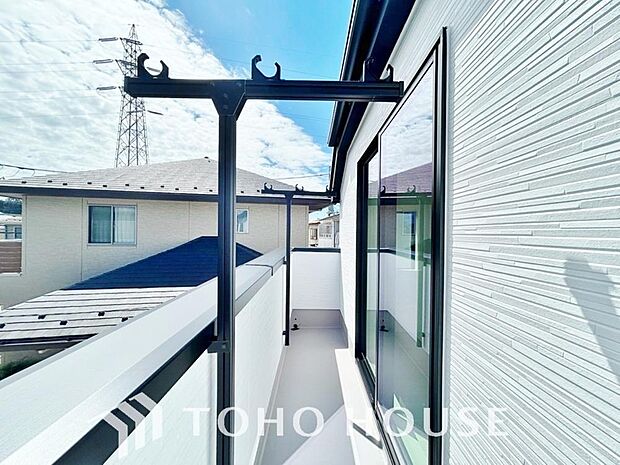 頬をなでる優しい風を感じることが出来るバルコニー。つい深呼吸をしたくなる気持ちの良い眺望です。