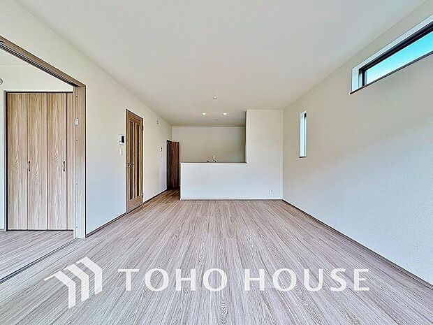 光が注がれる青い空から鮮やかに赤色にゆっくりと染まる。そんな優しい時間がここでは流れてゆく。