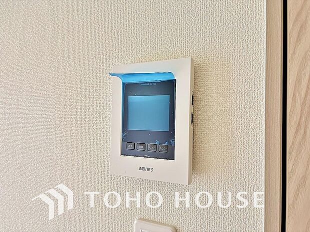 誰が来てもわかる様にモニター付きインターホンを設置。家事導線を考慮した個所に設置し、防犯性と利便性に優れ快適と安らぎを合わせた優しい設計。