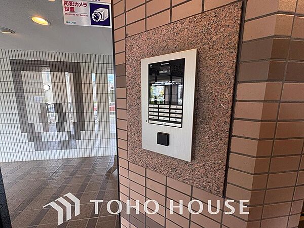 「オートロックエントランス」共用玄関にオートロックがあることで防犯効果が高まります。煩わしい訪問営業や勧誘等の来訪率も下がることから「守られている」安心感が高まる事は住まいの安心につながります。