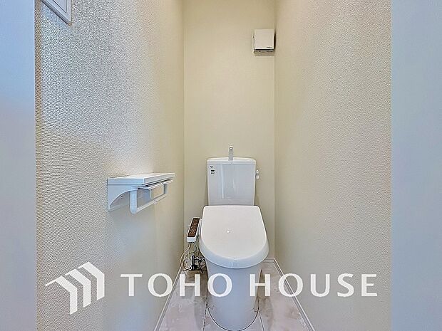 十分な広さと清潔感のあるカラーで纏まったおトイレ。時間に余裕とゆとりを持たせます。