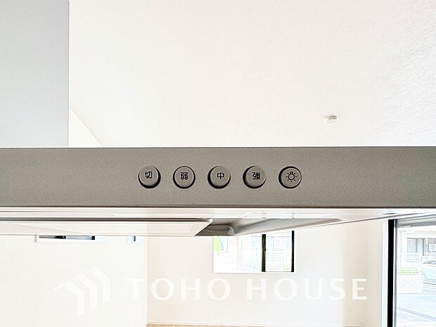 静音性や省エネ性に優れ、デザインもスタイリッシュな最新レンジフード。効率的な換気で料理を快適にし、面倒なお手入れの手間も省けます。空間を美しく、引き締める洗練された機能美を、ぜひ現地でお確かめ下さい。