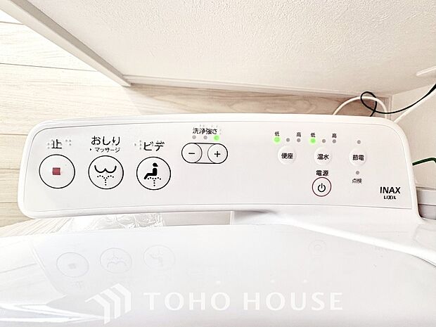 快適な温水洗浄便座(ウォシュレット)を完備。毎日使う場所だからこそ清潔でお手入れがしやすい衛生的な機能にこだわりました。冬場でも便座が温かく、季節を問わず誰もが心地よく使える嬉しい標準設備となります。