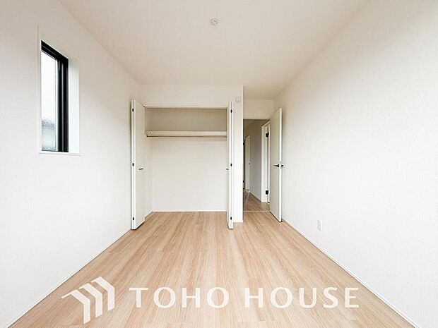 家具の配置がしやすい開放的な室内です。趣味の部屋としても十分な広さを確保しているため、自分好みの快適な空間作りを思いのままに楽しめます。毎日の暮らしをより豊かに彩ってくれる、自由度の高い間取りですね。