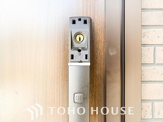 ボタンひとつで鍵の施錠・解錠が出来る設備。防犯対策への意識が高まっている最近では、補助錠として鍵穴のない電子錠を選ぶ方も増えています。