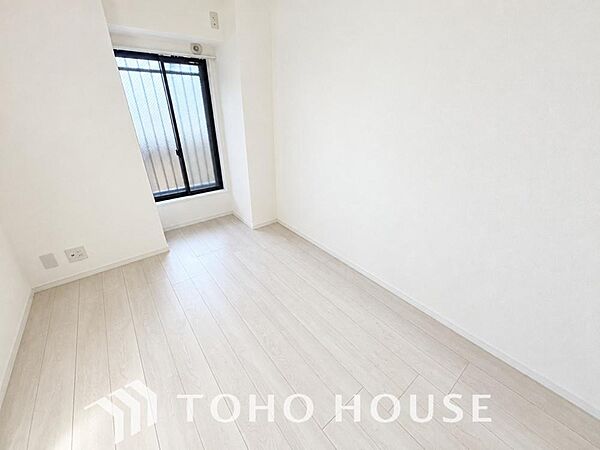 心身ともにゆったりと安らげる主寝室。寝室のゆとりが大きい分だけ、暮らしの安らぎは深まります。一日の疲れを癒やすプライベート空間にふさわしい落ち着きと広さを確保し、上質な眠りと快適な朝を迎えるお部屋に。
