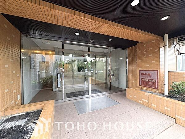 重厚感あふれるエントランスはマンションの魅力の一つとして、第一印象を高める重要なポイント。洗練されたデザインが住まう人のステータスを満たし、訪れるゲストを優雅に迎え入れる気品ある佇まいとなっています。