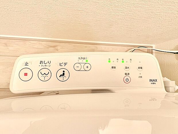 快適な温水洗浄便座（ウォシュレット）を完備。毎日使う場所だからこそ清潔でお手入れがしやすい衛生的な機能にこだわりました。冬場でも便座が温かく、季節を問わず誰もが心地よく使える嬉しい標準設備となります。
