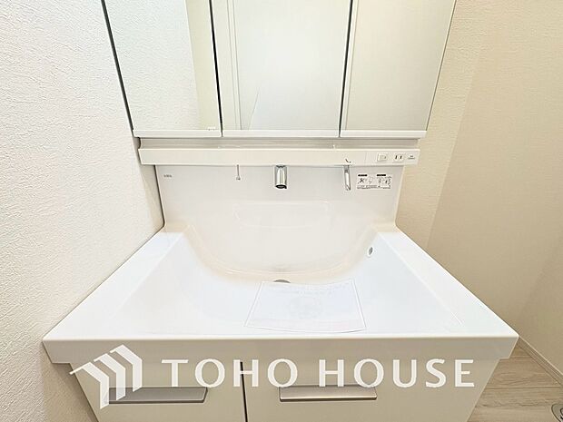 身だしなみがしやすい大きな鏡と、豊富な足元収納を備えた洗面化粧台。小物などをスッキリ収めて、美しい空間を演出します。朝の慌ただしい時間も快適にサポートする、機能美溢れる水回りを、ぜひ現地でご覧下さい。