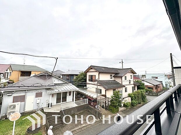 星空が地上に映りこむかのような夜景のきらめきまで、この街ならではの美しい風景の物語が室内に展開。