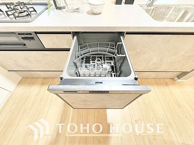家事の時間を大幅に短縮できる便利な食器洗い乾燥機を完備。ビルトインタイプのため、キッチン周りをすっきりと美しく見せてくれます。手荒れを防ぎ、ゆとりの時間を生み出す先進設備を、ぜひ現地でお確かめ下さい。
